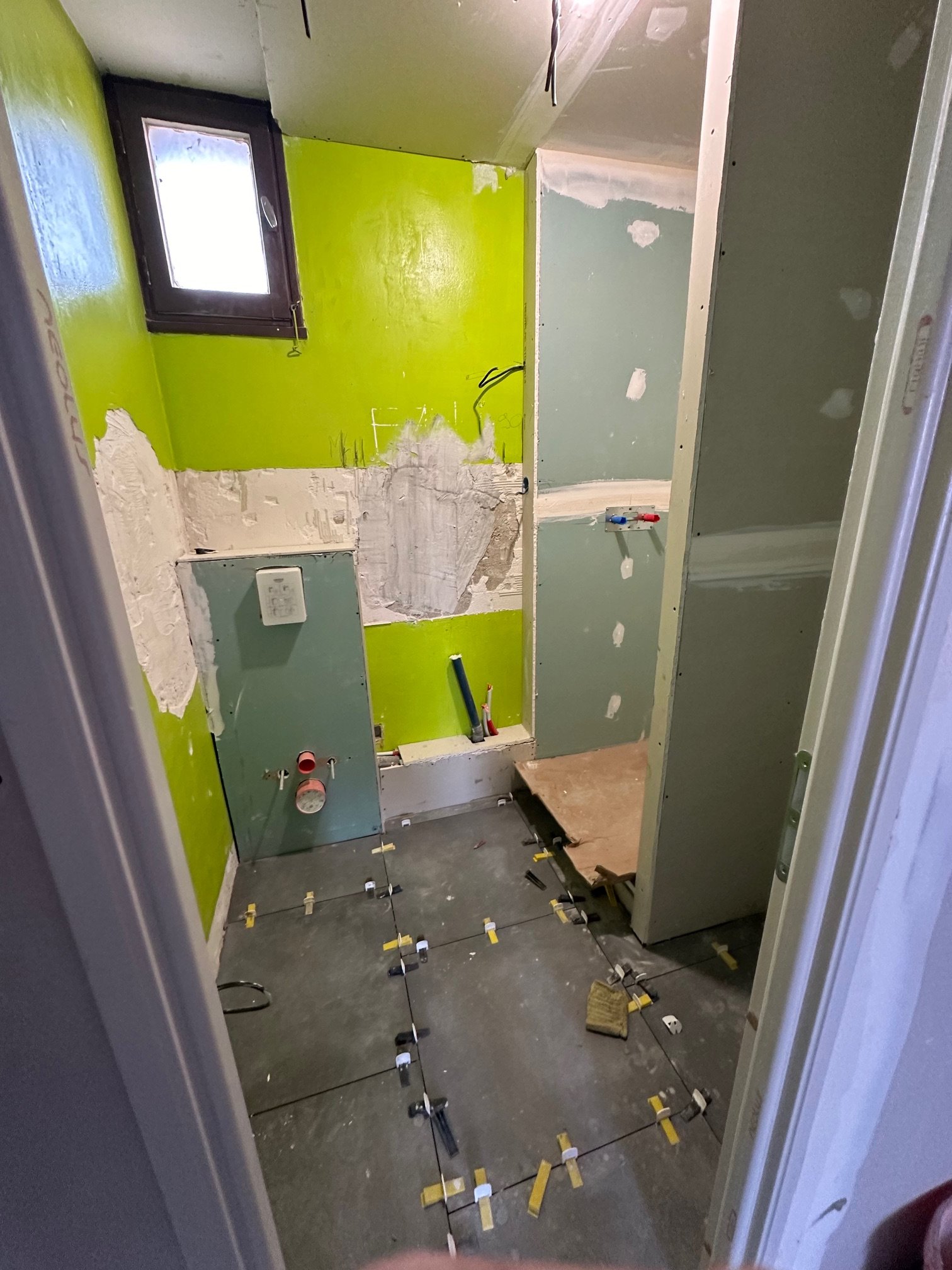 Avant rénovation électrique salle de bain Martigues BATIELEC